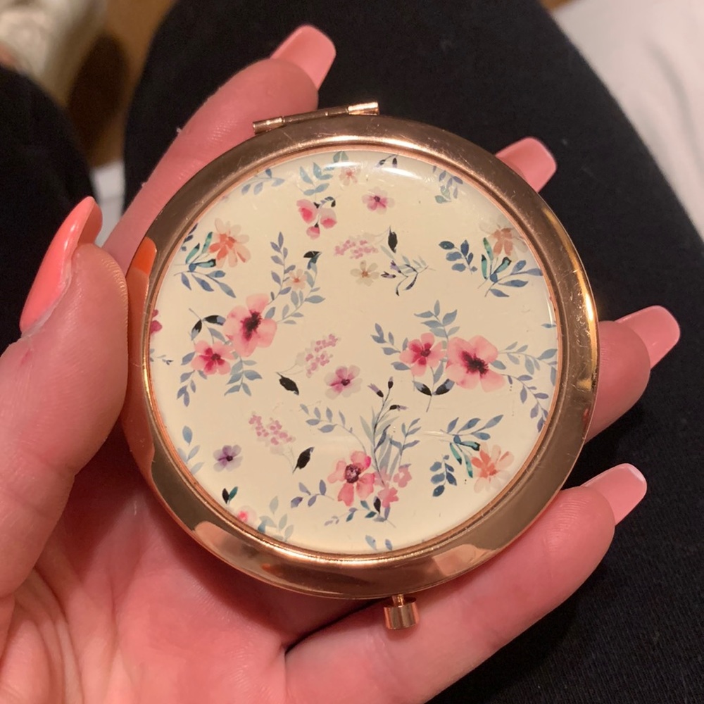 compact mirror